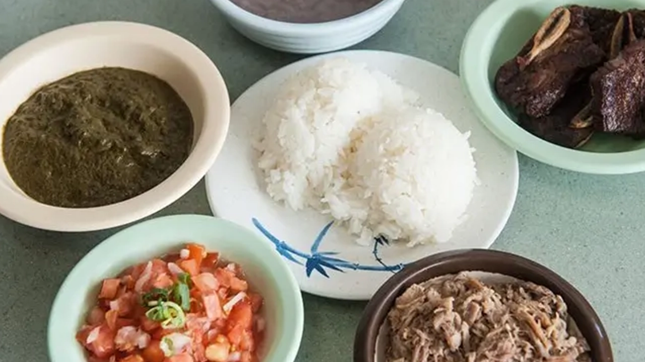  Traditional selections from Helenaʻs Hawaiian Food.