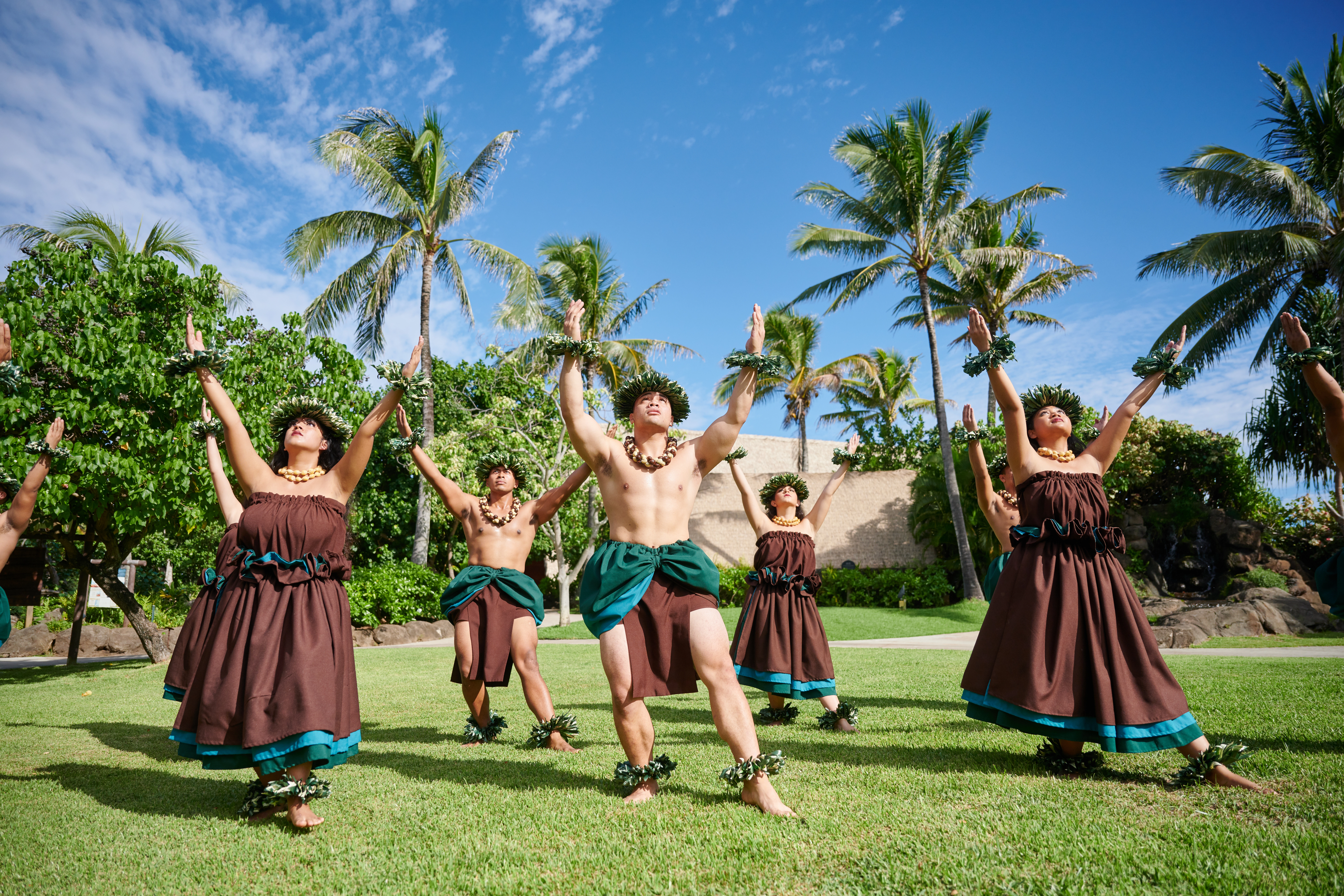 /contentassets/5554daa8a9fe4a8f96b218b72d13f223/alii-luau-dancerse-outdoors.webp