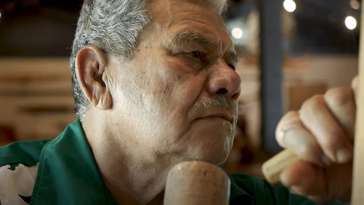 Tione Puloto working on a piece of art.