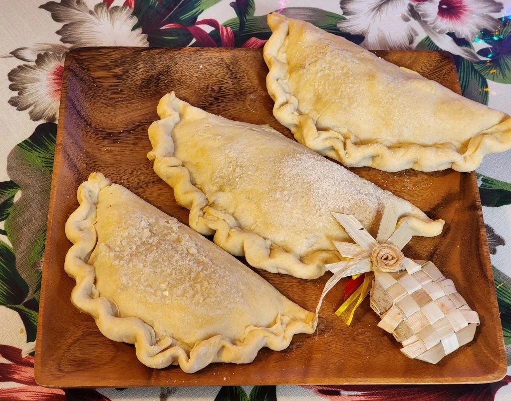 Completed paifalas with an alternative, American-style crust.