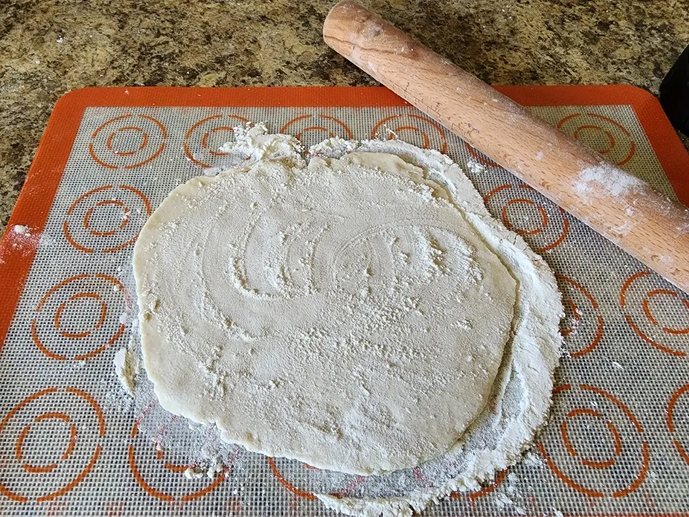 The paifala crust dough rolled flat