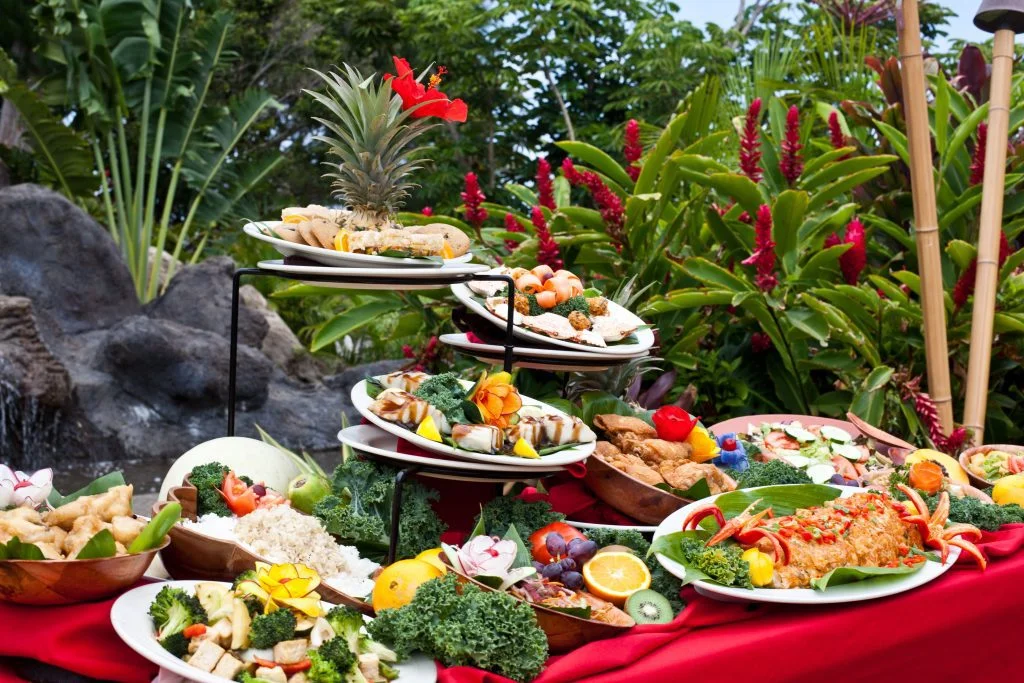Table with several dishes served at the lūʻau.