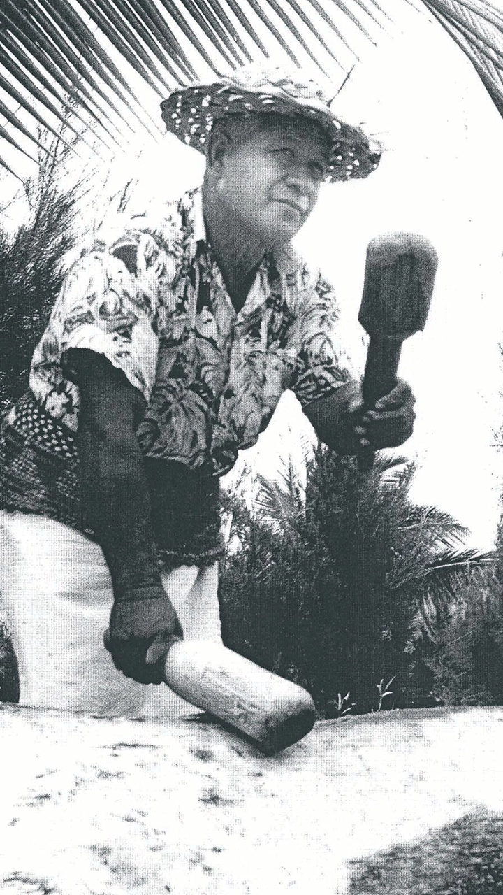 Historical photograph of a performer with a lali split drum