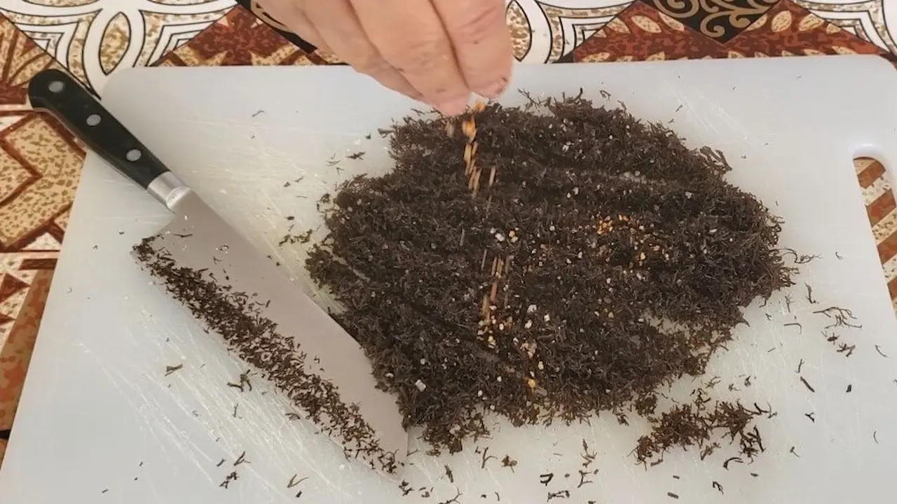 Adding ʻinamona to the prepared seaweed.