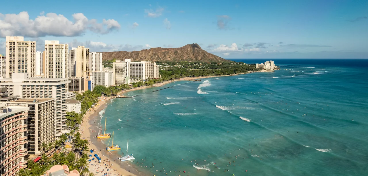The coast of Waikīkī leading toward Diamond Head.