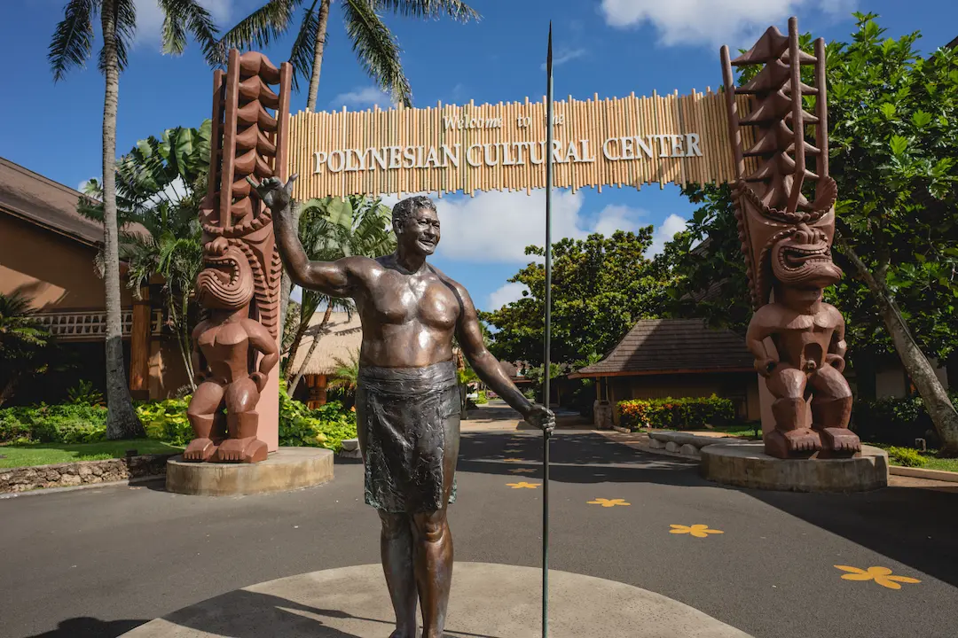 Statue of Hamana Kahili holding up a shaka at the Polynesian Cultural Center entrance.
